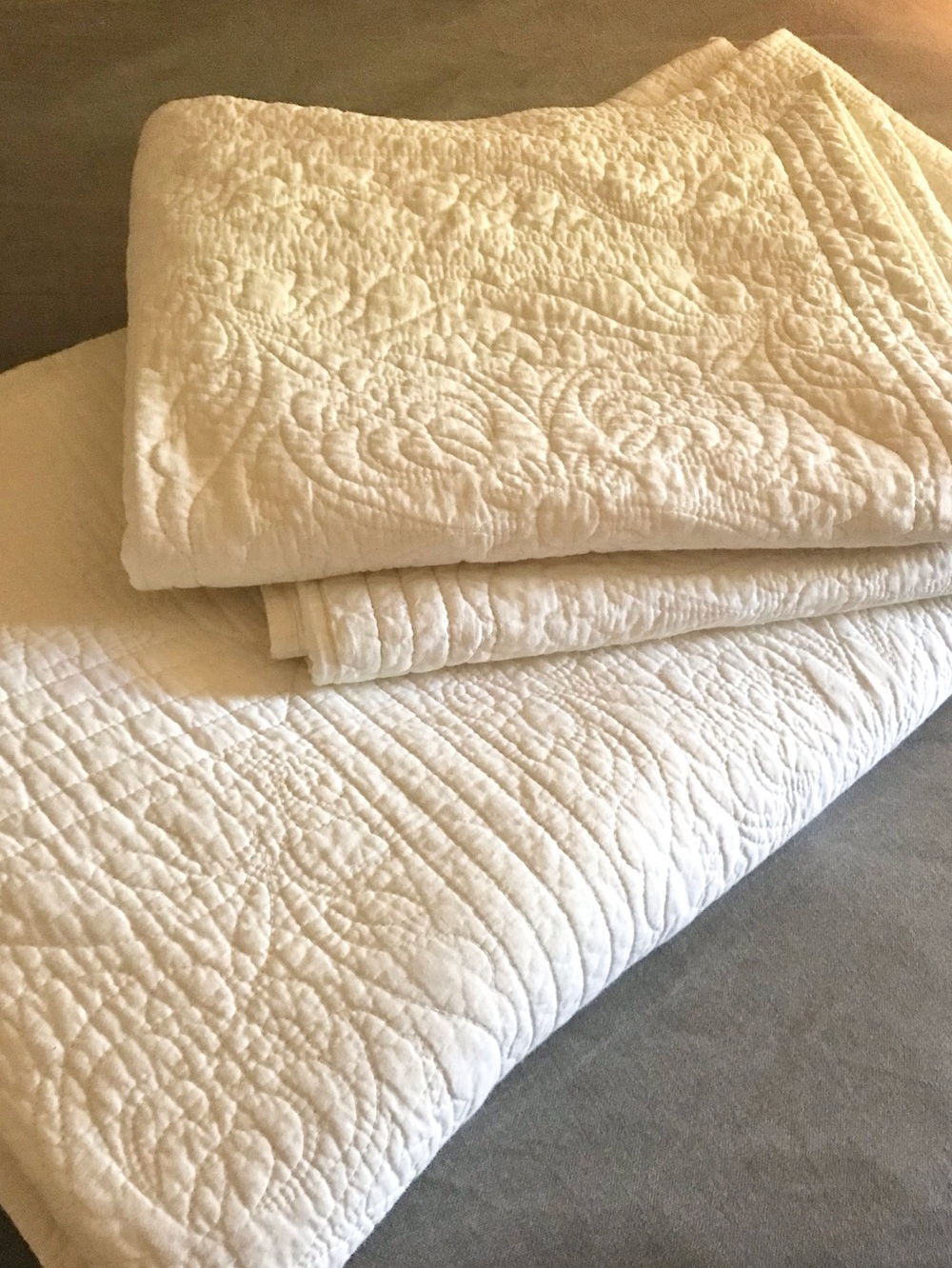 Classic White Quilted Bedspread with Pillow Shams